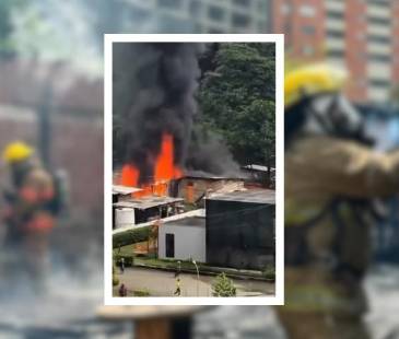 Los Bomberos del municipio tuvieron que evacuar a los trabajadores del lugar. FOTO: ALCALDÍA DE MEDELLÍN