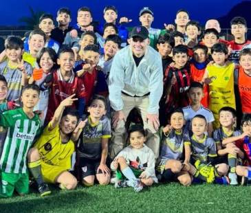 Los niños de las escuelas de fútbol compartieron con el ‘10’ de la Selección Colombia. FOTO: IG @ilbedsantasanta