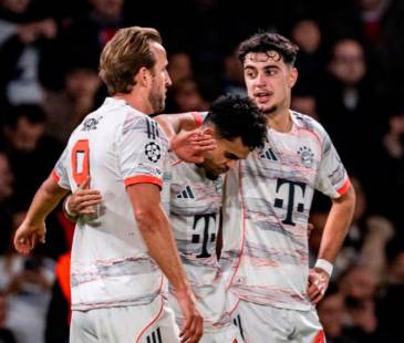 Luis Díaz lamentando lo sucedido con sus compañeros del Bayern Múnich. <b><span class="mln_small-caps_mln">/FOTO: X @FCBayernEN</span></b>