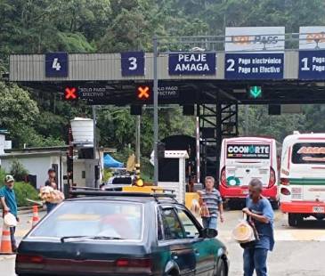 El peaje de Amagá recibió la ampliación de 3 casetas de cobro con el objetivo de que la movilidad fluyera. Es por eso que tuvo incremento adicional en su costo. FOTO: CRISTIAN VÁSQUEZ