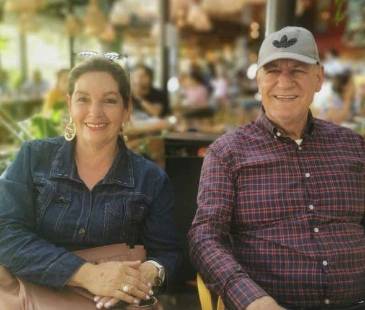 Marta Dolly Tamayo y Rodrigo Giraldo se encontraban esperando el transporte público cuando un vehículo los sorprendió. FOTO: FACEBOOK MARTA DOLLY TAMAYO