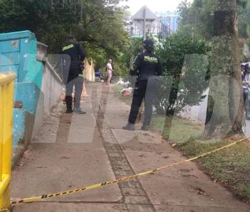 <span class="mln_uppercase_mln">En</span><b><span class="mln_uppercase_mln"> las horas de la mañana del jueves, la Policía regresó a la zona para seguir buscando pistas. FOTO: GUILLERMO OSPINA </span></b>