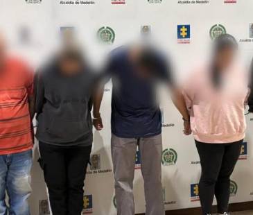 Cuatro hombres y una mujer fueron los capturados. FOTO: CORTESÍA POLICÍA METROPOLITANA DEL VALLE DE ABURRÁ