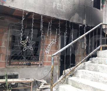 El incendio consumió toda la vivienda, no se pudo rescatar ninguno de los enseres. FOTO: LAURA ROSA JIMÉNEZ VALENCIA