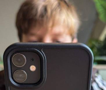 Apps espía, programas silenciosos que pueden meterse sin permiso en el teléfono de sus hijos para robar datos. FOTO: MATT CARDY - GETTY IMAGES