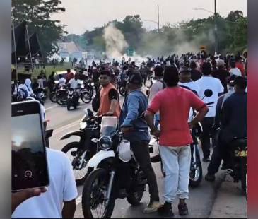 Los disturbios ya han dejado varios vehículos quemados. FOTO: FACEBOOK ATENCIÓN NOTICIAS