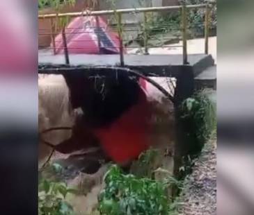 Así quedó el carro tras ser arrastrado por las lluvias. FOTO: CAPTURA DE VIDEO CORTESÍA DENUNCIAS ANTIOQUIA