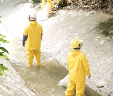 Las personas que estuvieron privadas de la libertad y que ahora hacen parte de estos proyectos estarán trabajando como promotores ambientales y guardianes del cauce. FOTO: ALCALDÍA DE MEDELLÍN