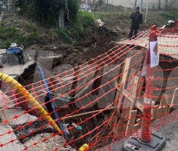 EPM se encuentra en la reparación de una tubería para restablecer el servicio lo más pronto posible. FOTO: FAISURY SÁNCHEZ