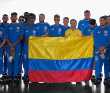La Selección Colombia en pleno, con el presidente Gustavo Petro (amarillo). FOTO: COLPRENSA