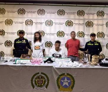 Capturados y droga incautada. FOTO: CORTESÍA POLICÍA METROPOLITANA