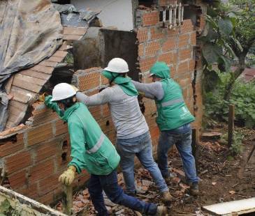 Demolición de viviendas en el cerro Pan de Azúcar de Medellín. <b><span class="mln_small-caps_mln">/FOTO: ALCALDÍA DE MEDELLÍN</span></b>