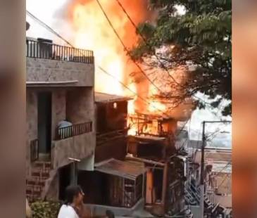 Incendio en el barrio Versalles, de Manrique. FOTO: CORTESÍA DENUNCIAS ANTIOQUIA