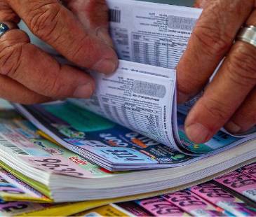 Revise la lista de números ganadores; podrían estar los suyos. FOTO: CAMILO SUÁREZ