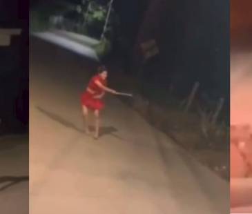 Jóvenes jugando ‘guerra de bengalas’ en Remedios. FOTO: ANDRESJRENDONC