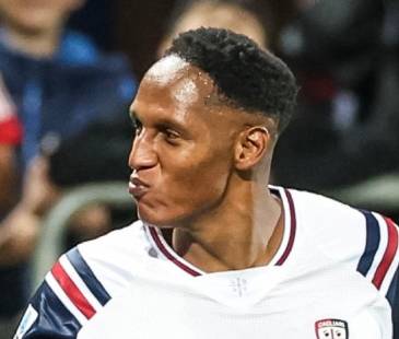 Yerry Mina - Cagliari de Italia. FOTO: TOMADA DE X @CAGLIARICALCIO