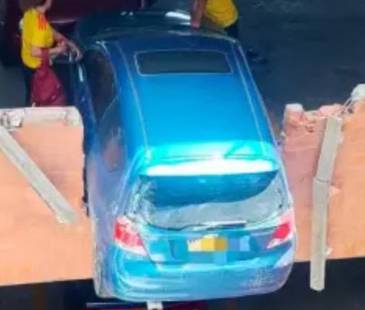 Así quedó el carro en el séptimo piso del edificio. FOTO: BOMBEROS RIONEGRO