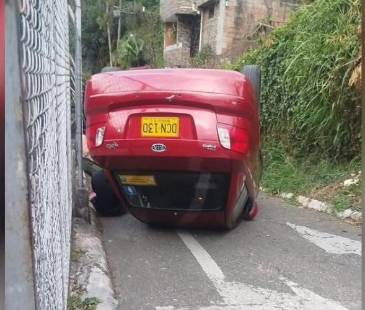 Al parecer, la conductora perdió el control del vehículo cuando intentó esquivar a varias personas que cruzaban la calle. FOTO: CORTESÍA