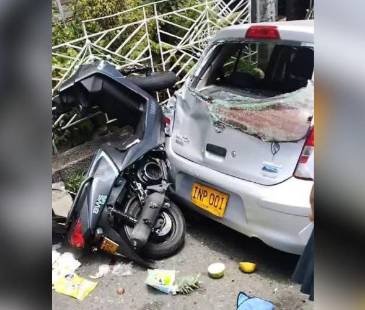 En el accidente resultaron heridos el conductor y el acompañante de la motocicleta. FOTO: @COMUNICADOSMEDELLIN