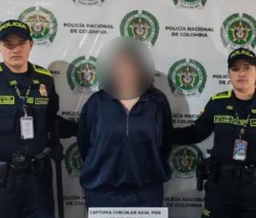 La mujer tenía una notificación de Interpol que hicieron efectiva los miembros de la Policía Nacional. FOTO: POLICÍA NACIONAL