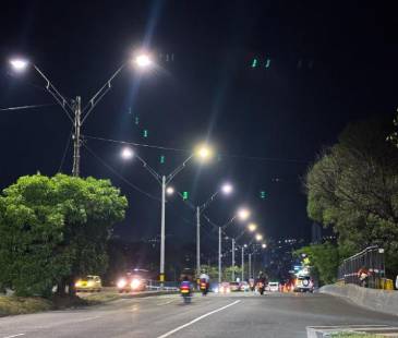 Puente Horacio Toro estrenando las luminarias. FOTO: CORTESÍA ALCALDÍA DE MEDELLÍN