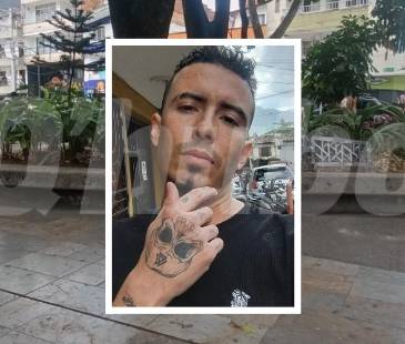 Juan Felipe Areiza (foto) fue asesinado con arma blanca en este punto del Parque Obrero de Itagüí. FOTOS: ALEJANDRA MORALES (FONDO) Y CORTESÍA (VÍCTIMA)