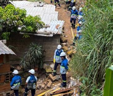 Evacuación familias en Manrique. FOTO: ALCALDÍA DE MEDELLÍN