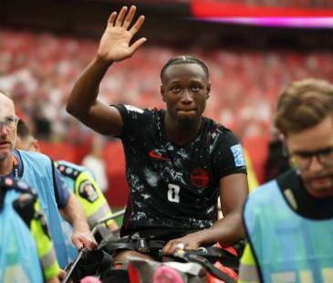 El jugador canadiense Ismael Koné siendo retirado en camilla. FOTO: GETTY IMAGES