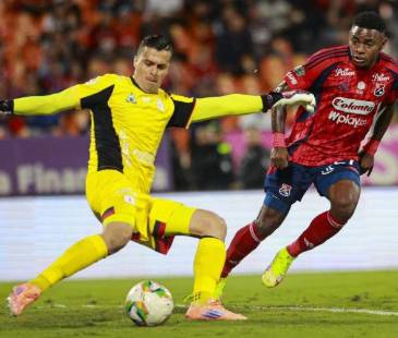 Brayan León es el segundo goleador del DIM con 8 tantos en el Finalización. ¿Le anotará a Jorge Soto, portero del América? FOTO: MANUEL SALDARRIAGA