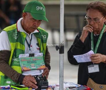 Vendedor de chance y lotería en Medellín. <b><span class="mln_small-caps_mln">/FOTO: MANUEL SALDARRIAGA</span></b>