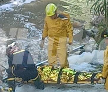 Momento en el que sacan al hombre de la canalización. <b><span class="mln_small-caps_mln">/FOTO: Q’HUBO </span></b>