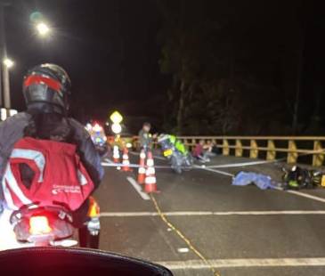 La movilidad colapsó en la variante a Caldas mientras las autoridades atendían la emergencia. FOTO: MEDELLÍN OSCURA 
