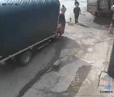Momento justo en el que uno de los camiones impactó por la parte trasera a otro. FOTO: X DE ALEJO EL VERSEADOR