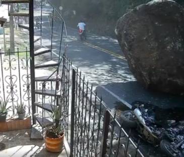 Gigantesca roca aplastó una moto en Dabeiba. FOTO: CAPTURA DE VIDEO