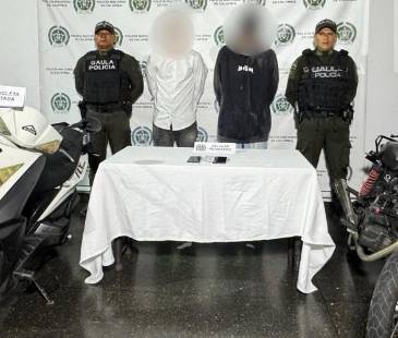 Los dos jóvenes que fueron capturados por el Gaula. FOTO: POLICÍA METROPOLITANA DEL VALLE DE ABURRÁ