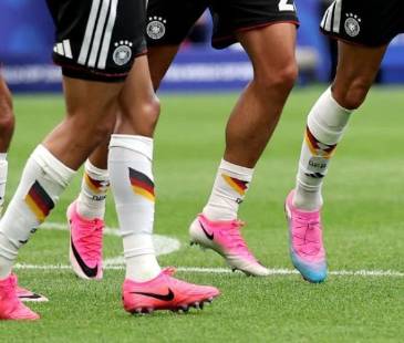 Jugadores de la Selección de Alemania con guayos rosados. FOTO: GETTY IMAGES