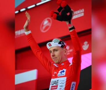 El esloveno Tadej Pogacar era líder sólido de la Vuelta, vistiendo la camisa roja desde la etapa 1 y había ganado 3 fracciones. FOTO: X LA VUELTA
