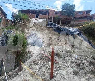 Desde la parte baja se evidencia el riesgo que corren las casas que están más arriba. FOTO: ALEJANDRA MORALES RÍOS