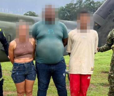 Wilson Flórez Anaya, alias Wilder (centro) junto a las otras dos personas que lo acompañaban al momento de la captura por orden judicial. FOTO: POLICÍA NACIONAL