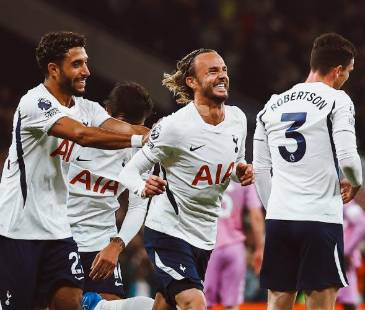 De izquierda a derecha: Omar Marmoush, James Maddison y Robertson, jugadores del Tottenham de Inglaterra. FOTO: IG SPURSOFICIAL