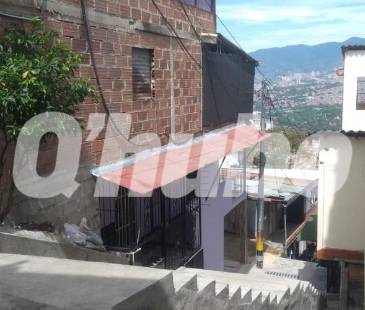 En estas escaleras del barrio fue donde los investigadores del CTI realizaron la inspección técnica al cadáver de Arce Ortegón. FOTO: GUILLERMO OSPINA
