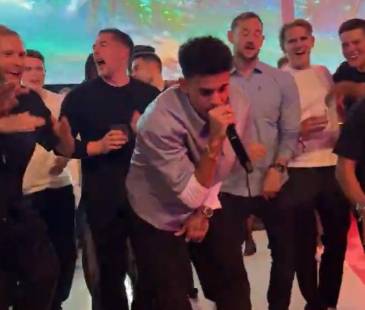 Luis Díaz cantando en la fiesta del título. FOTO: CAPTURA DE PANTALLA CORTESÍA BAYERN MÚNICH