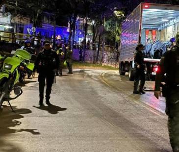 Las motos inmovilizadas eran montadas en camiones luego de realizar intervención en distintos puntos. FOTO: SECRETARÍA DE MOVILIDAD DE MEDELLÍN