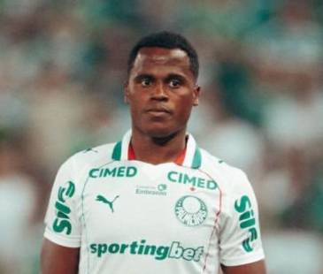 El jugador chocoano Jhon Arias movilizó ayuda para su gente tras terremoto. FOTO: @JHONARIASA