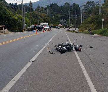 Los vehículos involucrados quedaron bastante destruidos por el impacto. FOTO: MI ORIENTE 
