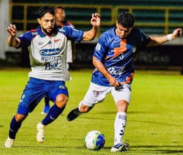 Jeison Medina (izq.) le había dado el empate parcial al Medallo, pero no fue suficiente para evitar la derrota en Boyacá, donde no ingresan hinchas ni locales ni visitantes por decisión de las autoridades locales. FOTO: MCGIVER BARÓN <b><span class="mln_small-caps_mln">/ COLPRENSA</span></b>