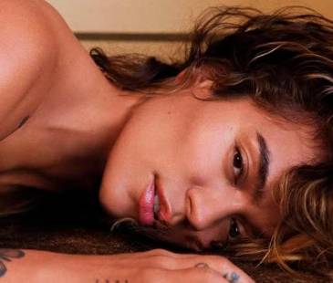 La sesión, que se hizo en Los Ángeles (EE. UU.), tiene fotos en ropa interior y topless (semidesnudo). FOTOS: IG @karolg @playboy @graysorrenti