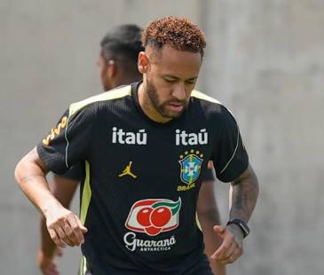 El jugador brasileño Neymar Jr. volvió a entrenamiento con la Selección de Brasil. FOTO: @SANTOSFC