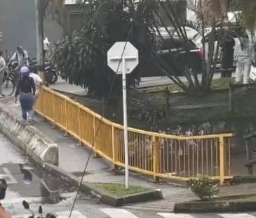 Momento en que se realizaba el levantamiento del cuerpo. FOTO: CAPTURA DE VIDEO CORTESÍA DENUNCIAS ANTIOQUIA