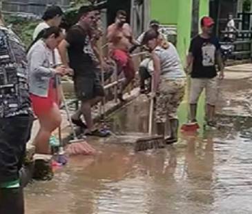 Horas después de las inundaciones, la comunidad ayudó con las labores de limpieza. FOTO: TOMADO DE FACEBOOK ALCALDÍA DE CARACOLÍ